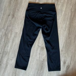 EUC Lululemon black cropped leggings sz 6